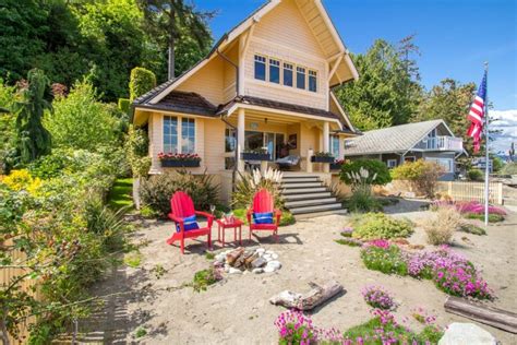 Cozy Island Cottage .